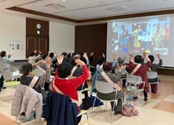 沖縄民謡を一緒に踊る女性部員