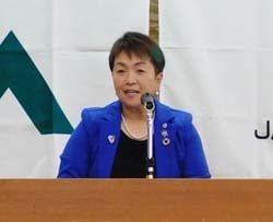女性部パワーの発揮を力強く呼びかける久保町子部長