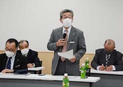 あいさつする田中組合長