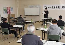 資料を説明する営農技術員