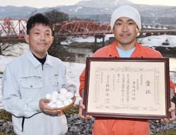 吉越社長（右）と畜産を担当するJA営農技術員