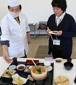 熊谷料理長より説明を受ける参加者