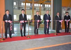 農業機械センター竣工式でテープカットをする宮澤組合長（右から3番目）と施工会社関係者ら