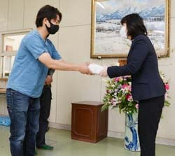 『ちゃぐりん』を手渡す部会員