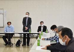 「グリーン長野のきのこの販売拡大」へ協力を求める山崎部会長（中央）