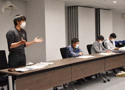 要望を寄せる松坂青壮年部長（左）