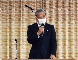 あいさつをする眞島組合長