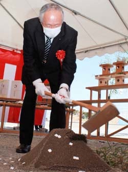 鍬入れの儀を執り行う浅沼組合長