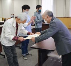 表彰で賞状を受け取る生産者
