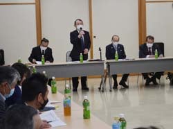 挨拶する小池会長