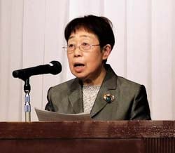 あいさつする荻野会長