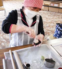 上生菓子に挑戦する参加者
