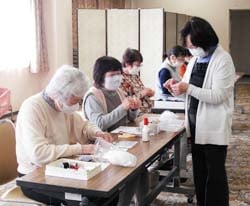講師の説明で干支手芸をする参加者
