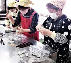 「やしょうま」を作る役員