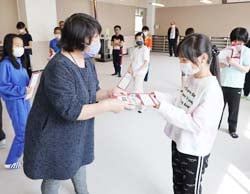 JA理事らが児童一人ひとりに教材本を手渡した「稲作体験顔合わせ式」