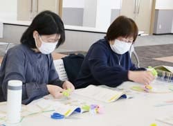 教えあいながら手芸に挑戦する参加者