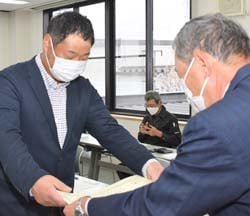 ベスト生産者賞に輝いた榑沼渉さん（左）に賞状を手渡す榑沼会長（右）