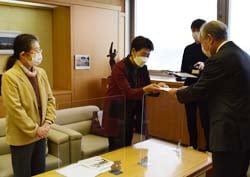 救援金を寄付する神林会長ら