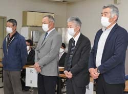 就任のあいさつをする西牧部会長（右）