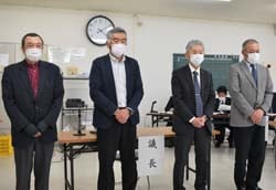 委員長に選任され、あいさつする大倉委員長（右から2人目）