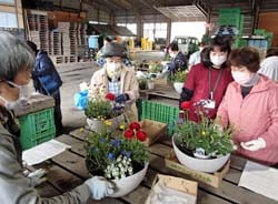 寄せ植えを楽しむ参加者