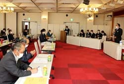 あいさつする高栁副組合長