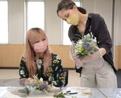 真剣にスワッグ作りに取り組む部会員