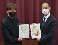 認定証を受け取った楠代表社員（左）と白鳥会長