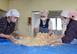 手際よく大豆とこうじを混ぜ合わせる部員