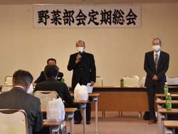 「健康で農作業に励める年」へ祈願する峯村部会長