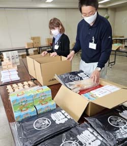記念品を段ボールに詰める職員