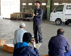 JA営農指導員から規格について説明を受ける農家ら