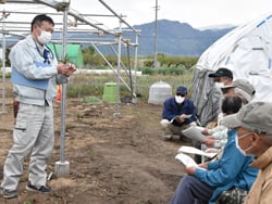 長野農業農村支援センター職員から指導を受ける生産者
