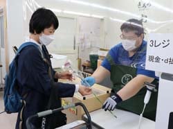カーネーションを受け取る来店客（左）