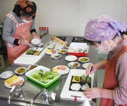 のりにご飯と具を並べる参加者