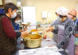 焼肉のタレを瓶に詰める参加者