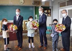花束を受け取る児童たち