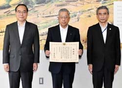 感謝状を手にする眞島組合長（中）と成田局長（左）、小林署長