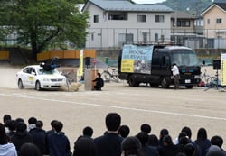 スタントマンによるリアルな事故再現が行われた自転車交通安全教室