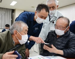 スマホの操作説明を受ける生産者（9日　松本市で）