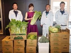 篠原さん（左から2番目）に新鮮野菜を手渡したJA営農部職員