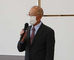 あいさつをする加々美会長