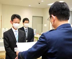 感謝状を受ける木内課長（左）と櫻山さん