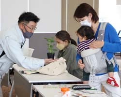 真剣な表情で苗の知識を学ぶ受講者