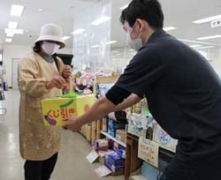 皆が注目する中、くじを引く来店者