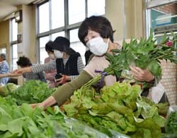 農産物を買い求める来場者ら