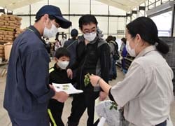 高校生とJA職員からサツマイモの栽培方法を聞く受講生