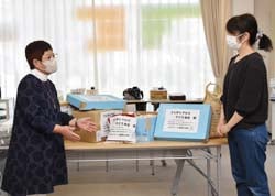 「ぜひ活用していただきたい」とあいさつする小林部長（左）