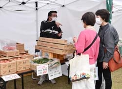 農産物をおすすめするJA職員