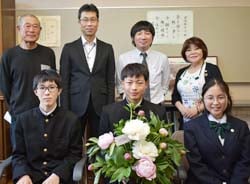飯山市立城北中学校でシャクヤクのアレンジメントを手にする生徒(前列)ら